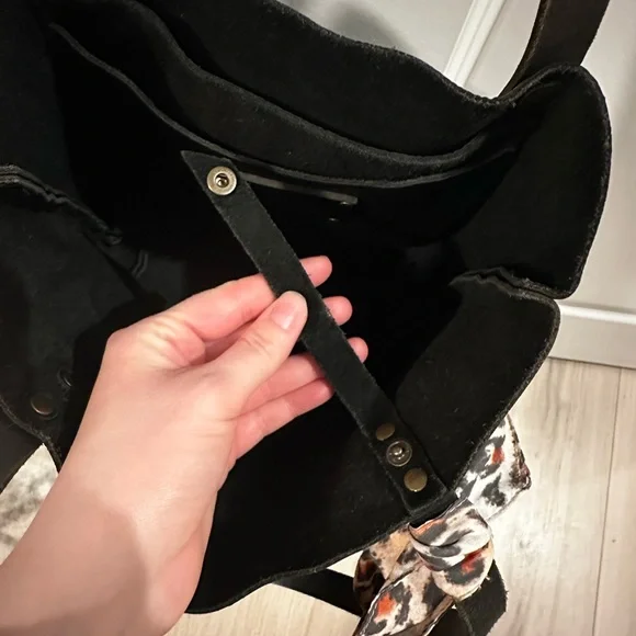 Portland Leather Black Tote Bag (Urban Outfitters Leopard Print Scarf) - Picture 3 of 3